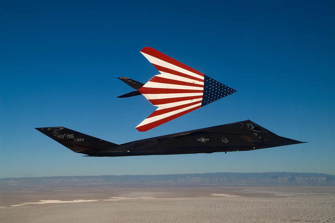 2018年4月22日,美國空軍兩架有特別塗漆的F-117戰機在俄亥俄州上空進行其最後的飛行任務。(Kim Frey/U.S. Air Force))