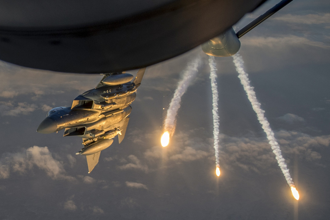 2018年3月16日,美國空軍一架F-15戰機在伊拉克上空完成空中加油之後發射照明彈。(Paul Labbe/U.S. Air Force)