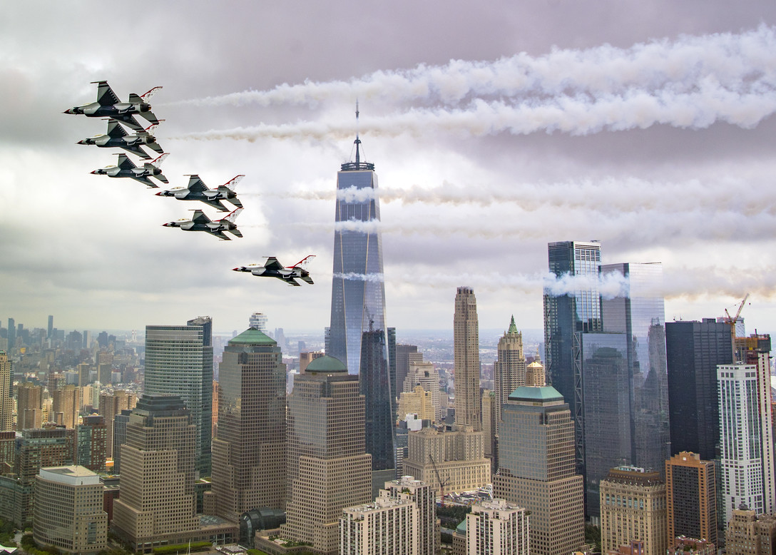 2018年9月17日,美國空軍的雷鳥(Thunderbirds)飛行表演隊在紐約市上空飛行。(Ned T. Johnston/U.S. Air Force)