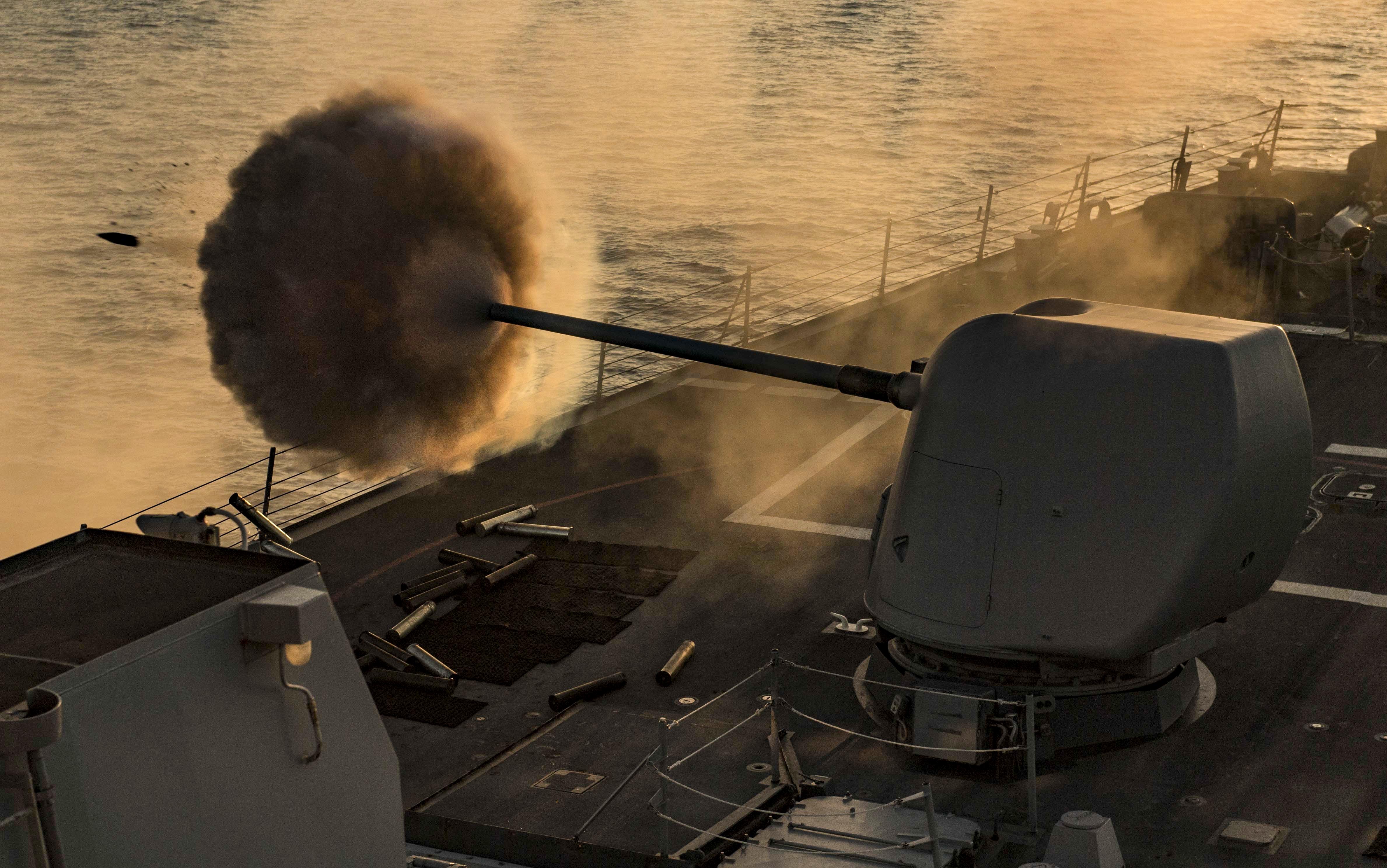 2018年9月24日,美國海軍位於地中海的驅逐艦卡尼號(USS Carney)在進行5英寸艦炮射擊。(Ryan U. Kledzik/U.S. Navy)