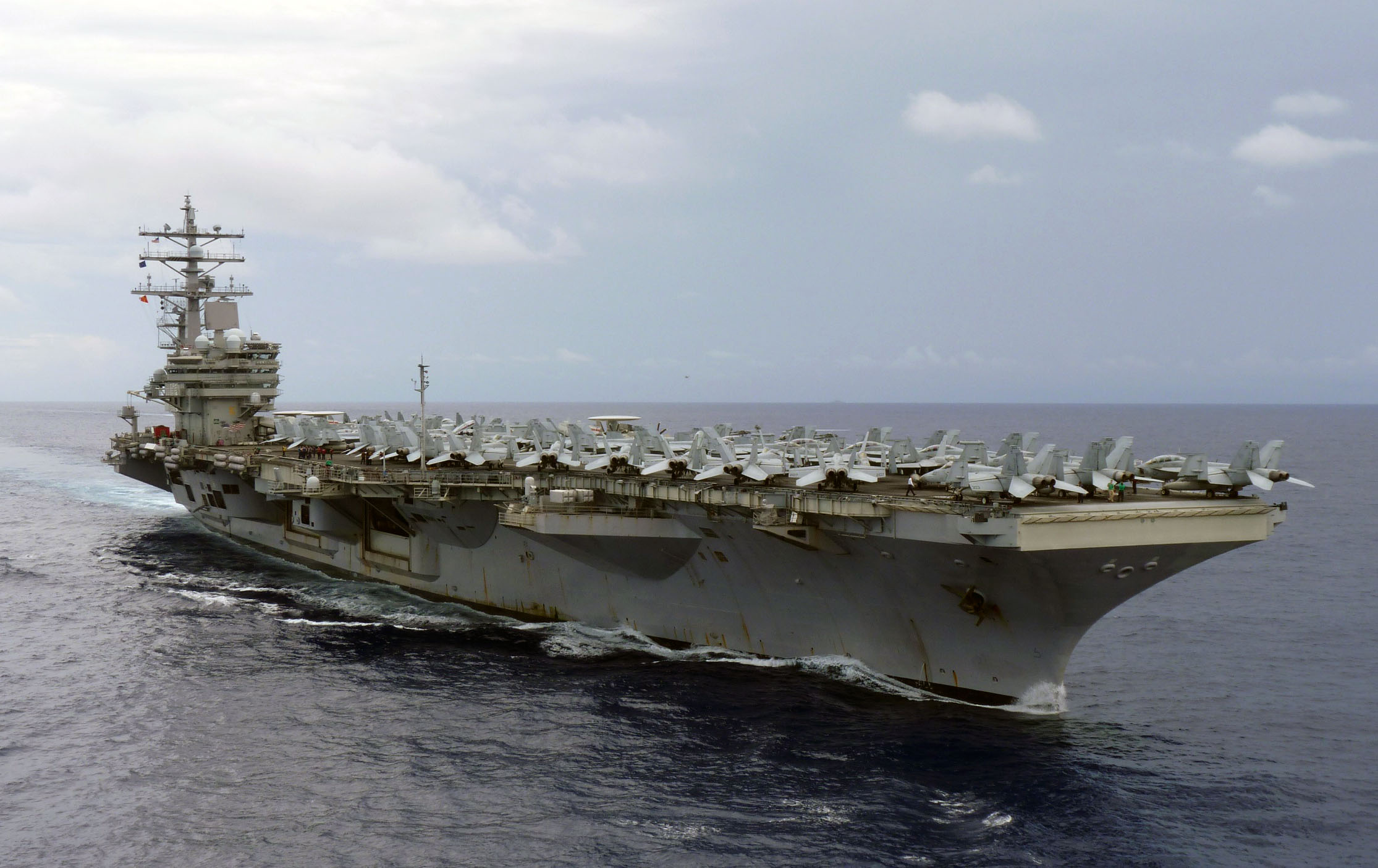 2018年10月8日,美國海軍的航空母艦里根號(USS Ronald Reagan)航行於菲律賓海。(Jason Funk/U.S. Navy)