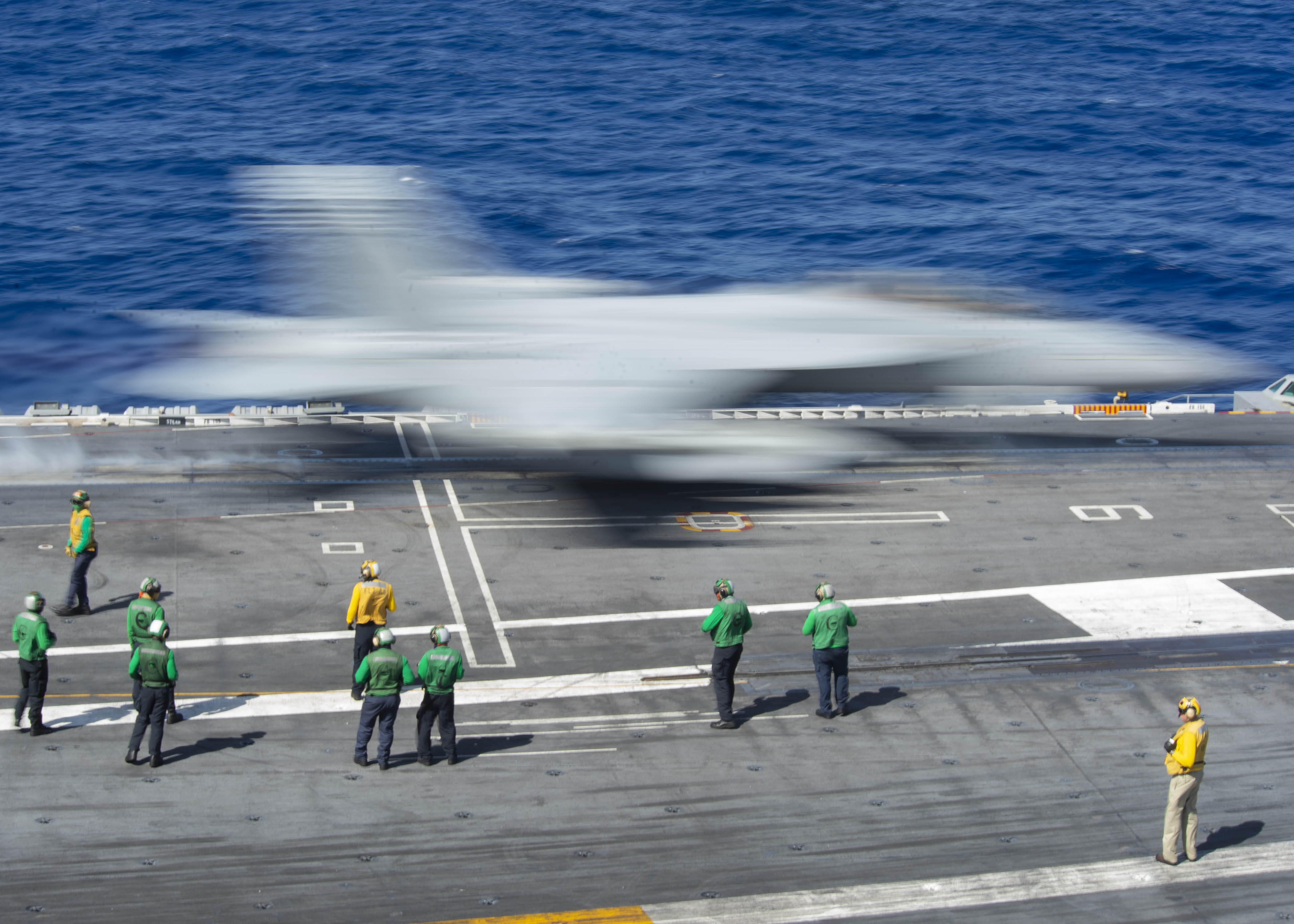 2018年10月27日,一架軍機從美國海軍位於太平洋上的航空母艦史坦尼斯號(USS John C. Stennis)上起飛。(Jeffery L. Southerland/U.S. Navy)