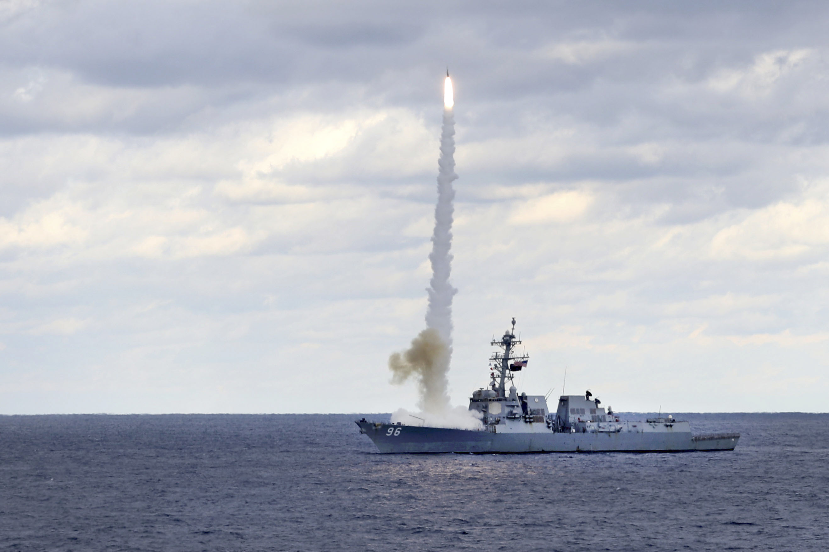 2018年11月18日,美國海軍位於大西洋的驅逐艦班布里奇號(USS Bainbridge)發射一枚導彈。(Darcy McAtee/U.S. Navy)
