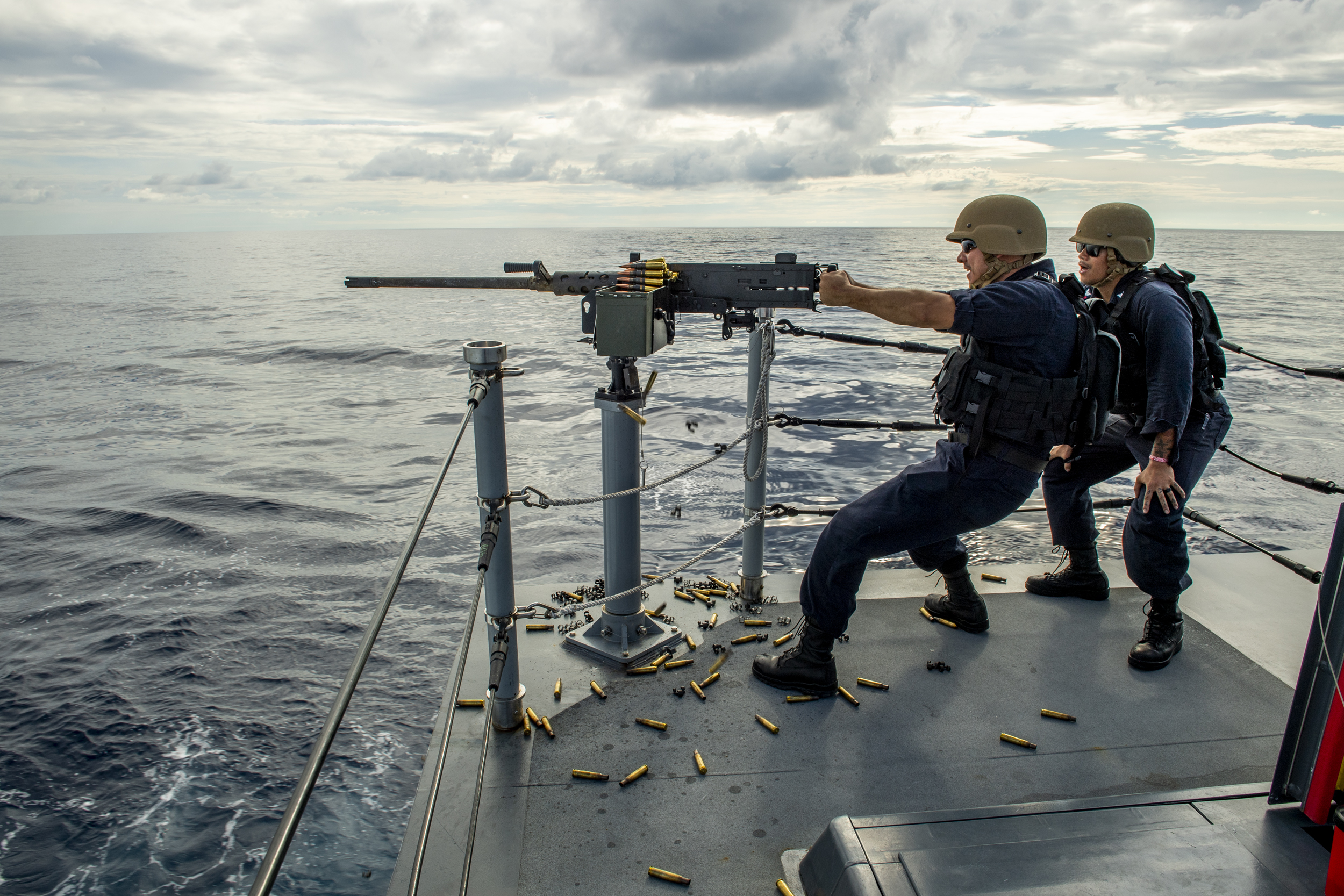 2018年12月3日,美國海軍的驅逐艦蒙索爾號(USS Michael Monsoor)航行於太平洋,有士兵在進行機槍射擊。(John Philip Wagner Jr./U.S. Navy)