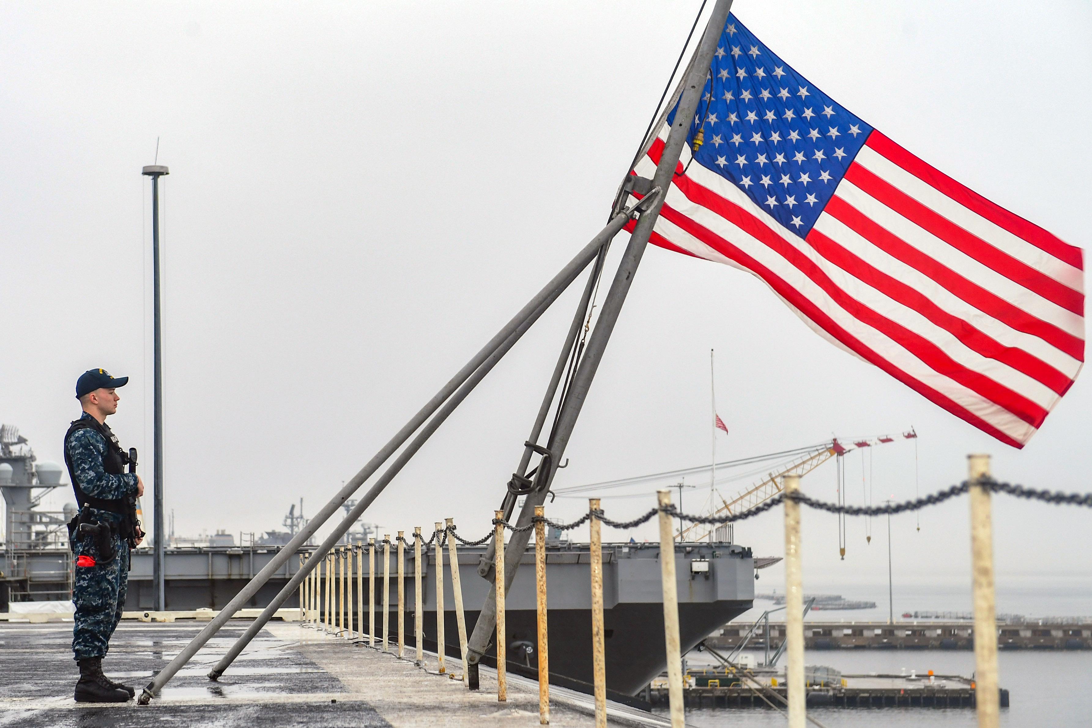 2018年12月20日,美國海軍的航空母艦杜魯門號(USS Harry S. Truman)停靠在維吉尼亞州的港口進行維修和訓練,一名士兵站在甲板上。(Joseph A.D. Phillips/U.S. Navy)