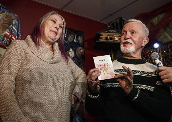 47年後，皮爾斯和初戀女友艾倫終於開打了封存將近半個世紀的聖誕禮物。