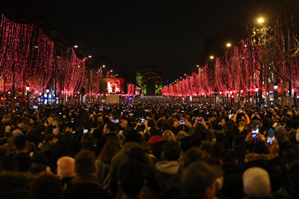 據法國媒體報導，12月31日夜間，有20到25萬來自世界各地的遊客和法國民眾，還有少數黃背心， 一同聚集在香街和平跨年。 （Zakaria ABDELKAFI / AFP）