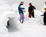 愛心爸爸領養9殘疾兒 造雪屋輪椅也能進出