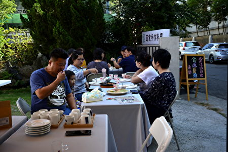 「食感藝遊」的貴賓們在廚研所清新的庭園中，輕鬆自在地享受著美食與咖啡。 
