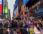 大雨浇头看水晶球 华人纽约时代广场迎新年