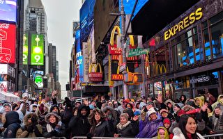 大雨浇头看水晶球 华人纽约时代广场迎新年