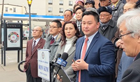 大紐約韓美協會會長Min Sun Kim（前排右二）支持金兌錫議員（前排右一）提出紀念韓國女性柳寬順的決議案。