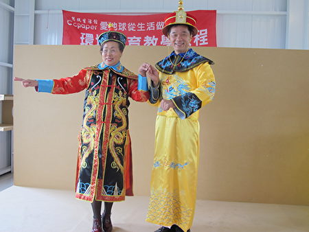 县议员李明哲（右）身穿龙袍与伴演皇后的董事长蔡月桃（左）开心合影