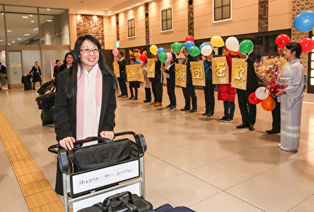 1月14日晚間，神韻世界藝術團抵達日本關西機場，開啟了神韻2019年度亞太巡演的旅程。（余鋼/大紀元）