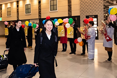 1月14日晚間，神韻世界藝術團抵達日本關西機場，開啟了神韻2019年度亞太巡演的旅程。（余鋼/大紀元）