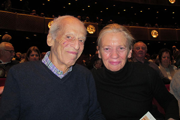 Walter Katzenberg先生和Mary Curley女士觀看了1月16日下午神韻在紐約的演出。 （麥蕾／大紀元）