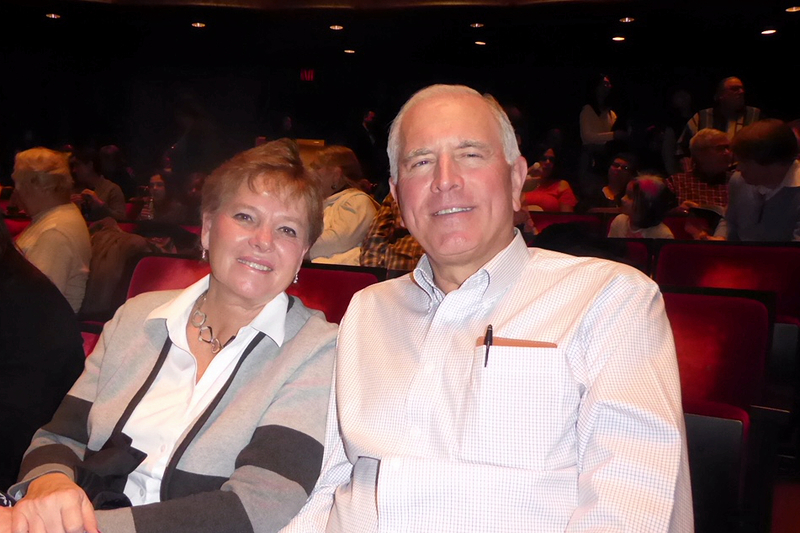 美國新澤西州RSI銀行董事長、總裁兼CEO David R. Taylor偕太太一同觀看了林肯中心2019季第14場神韻演出。（良克霖／大紀元）