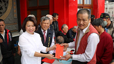 市长黄敏惠也帮忙发放慰问金。