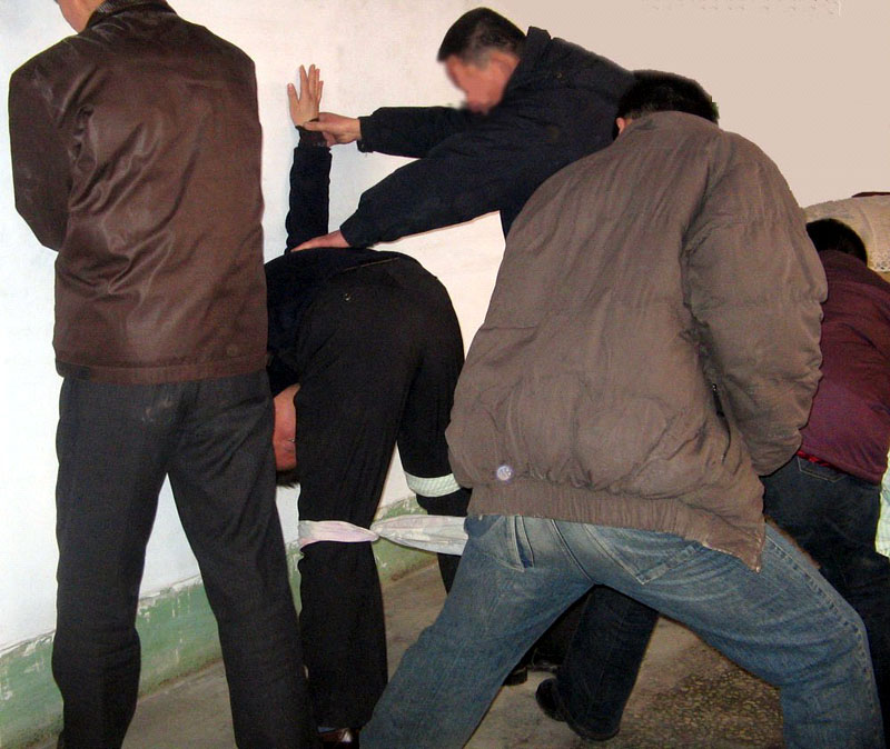 邯郸劳教所酷刑折磨示意图：“燕飞老虎凳”。（明慧网）