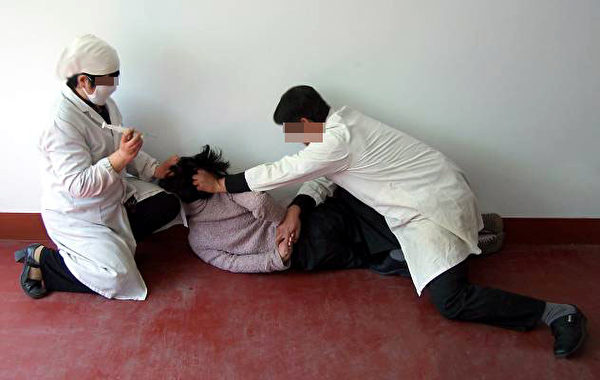 中共酷刑演示圖：打毒針（注射不明藥物）。（明慧網）