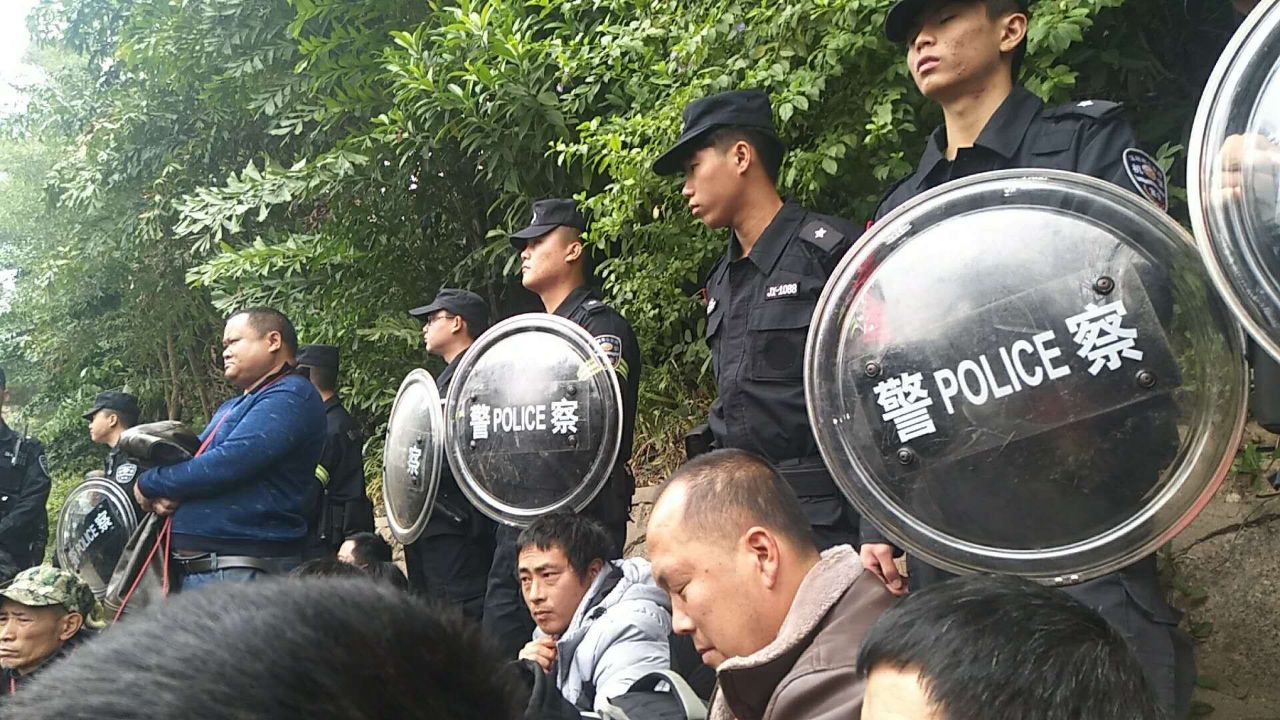 50多名湖南塵肺病工友新年在深圳市政府信訪辦前維權，遭警方包圍。（知情者提供）