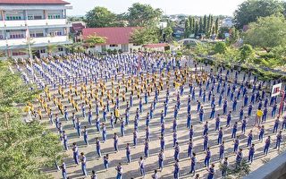 八百名印尼巴淡岛中学师生 学炼法轮功