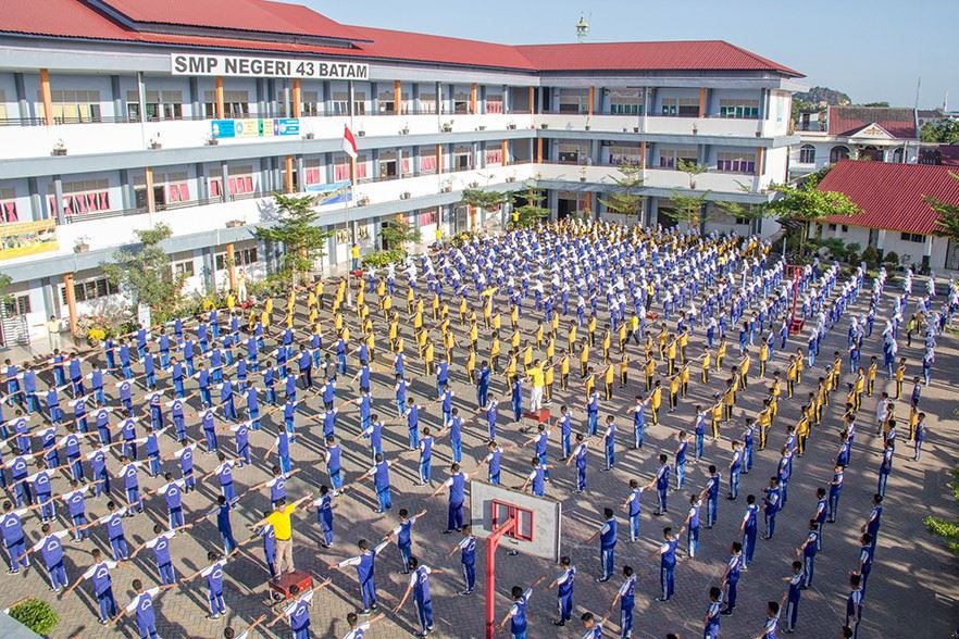 中学生与老师们在大操场上集体学炼法轮功。(明慧网)