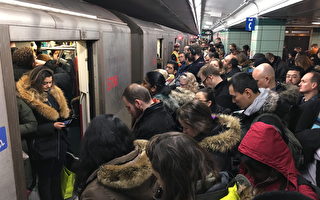 地铁今晨高峰时段延误 乘客愤怒