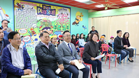  嘉義市長黃敏惠(1排左4)把孩子的教育當做重中之重，來帶領嘉義市向前走。