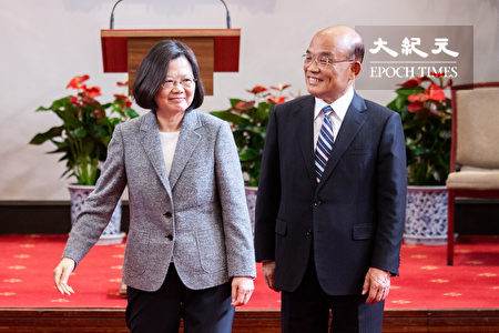總統蔡英文（左）11日在總統府舉行記者會，正式任命蘇貞昌（右）為新任行政院長。