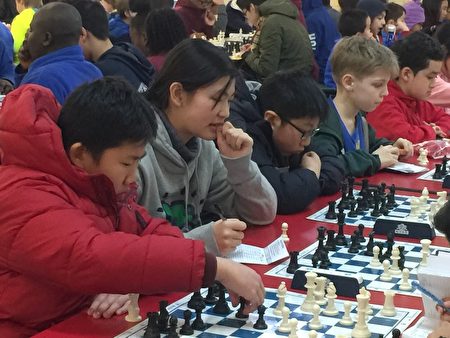 「校際國際象棋比賽」多見華人學生。