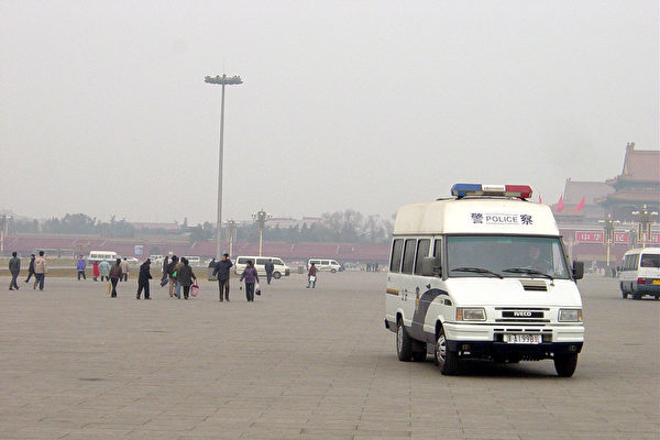  天安門自焚是中共策劃的一場騙局。圖為2005年1月28日天安門廣場，警車四布，公安武警便衣隨處可見。（大紀元）