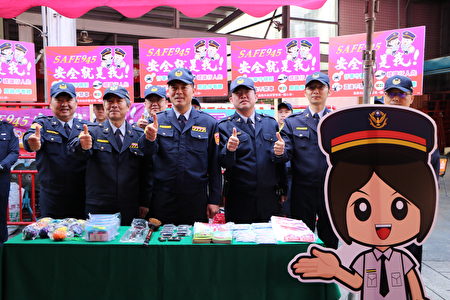  警察局交通队由队长简政哲(1排左3)率同仁配合办活动。