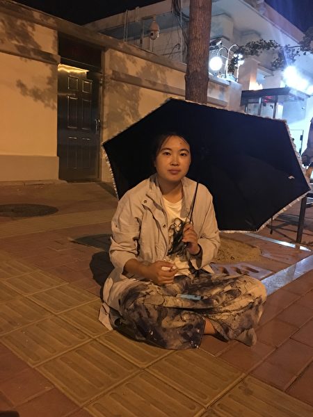 2015年，李宁在省委门前控告，要求释放小姨，担心小姨的命运跟妈妈一样，在门口睡了一晚上，当晚曾下大暴雨。（受访者提供）