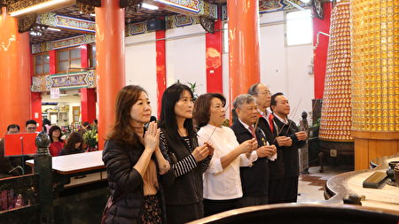  市府团队在地藏庵董事长黄俊森的陪同下向地藏菩萨致敬。