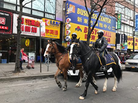 騎警在法拉盛街頭巡邏。