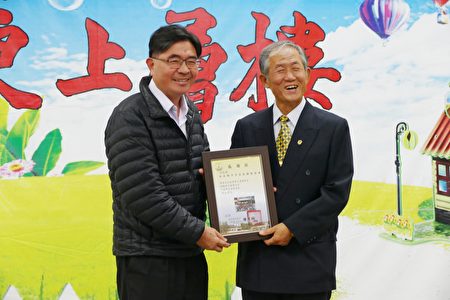 南岗国中校长陈国俊（左）回赠南投县多多家庭关怀协会理事长吴坤仁（右）感谢状。