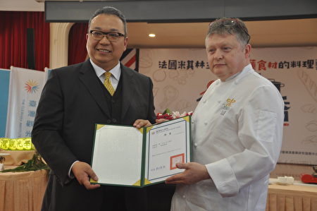 路易主厨(右)来花莲受到各界青睐，台湾观光学院校长林恒志(左)颁奖聘书给主厨。