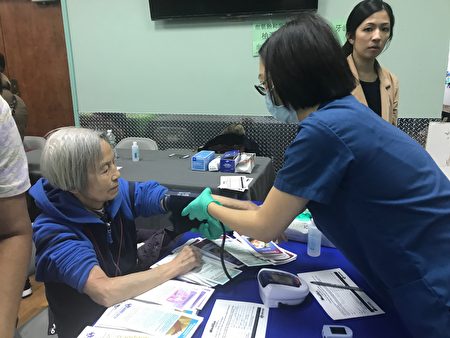 參加活動的耆老在檢測血壓。