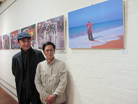魏進福（右）最得意的作品：瞬間 而身旁的人就是照片中的人許傑克，曾獲得全世界傳統弓箭射箭比賽金牌。
