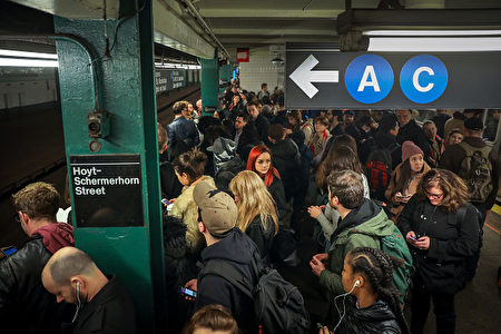據報導，2018年有幾個國際扒竊團夥專門來到紐約，以地鐵乘客為下手目標，尤其是在擁擠的地鐵月臺上，趁著乘客們匆忙於上下列車之際扒竊。
