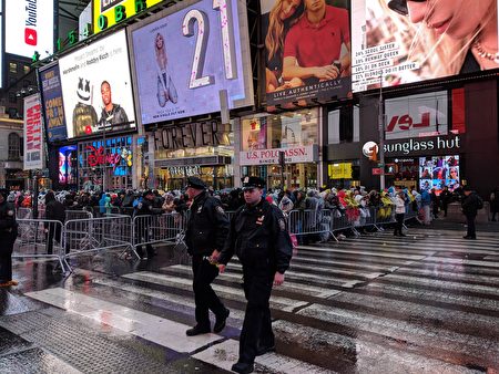 紐約市警今年首度採用無人機技術維安，並安裝1225個攝像頭觀測時報廣場周圍各個角落，防止恐怖攻擊發生。