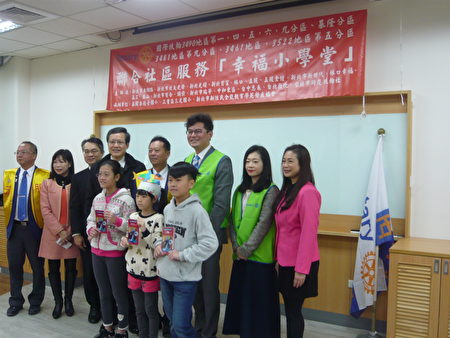 國際扶輪社出錢出力幫助德音國小學生。
