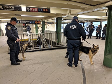 市警在地鐵站，也部署了警力，做到滴水不漏。