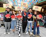 華劇演員「掃街」送紅包 女星害羞自嘲