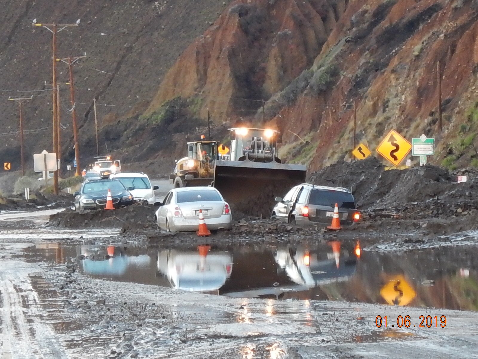 南加州部分地区现泥石流 数十名司机被困