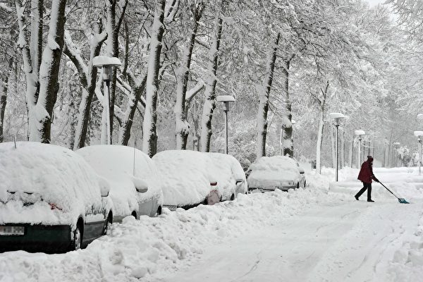 欧洲多国降罕见大雪  交通受阻学校关闭