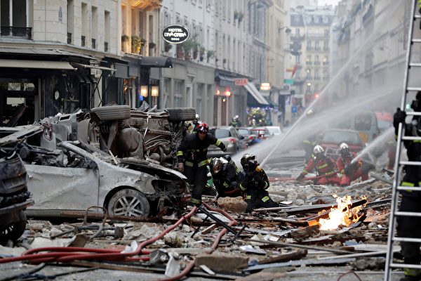 1月12日（週六）早上9點左右，巴黎第9區Trévise大街一建築發生瓦斯爆炸。圖為消防員正在滅火（THOMAS SAMSON/AFP/Getty Images）