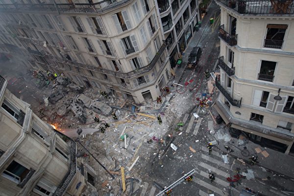 1月12日（週六）早上9點左右，巴黎第9區Trévise大街一建築發生瓦斯爆炸，爆炸後街區如同戰場般狼藉。（CARL LABROSSE/AFP/Getty Images）
