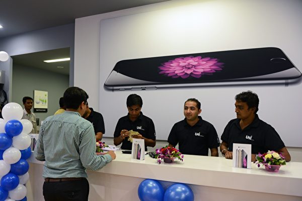 蘋果iPhone在印度的一家門市店。（SAM PANTHAKY/AFP/Getty Images）